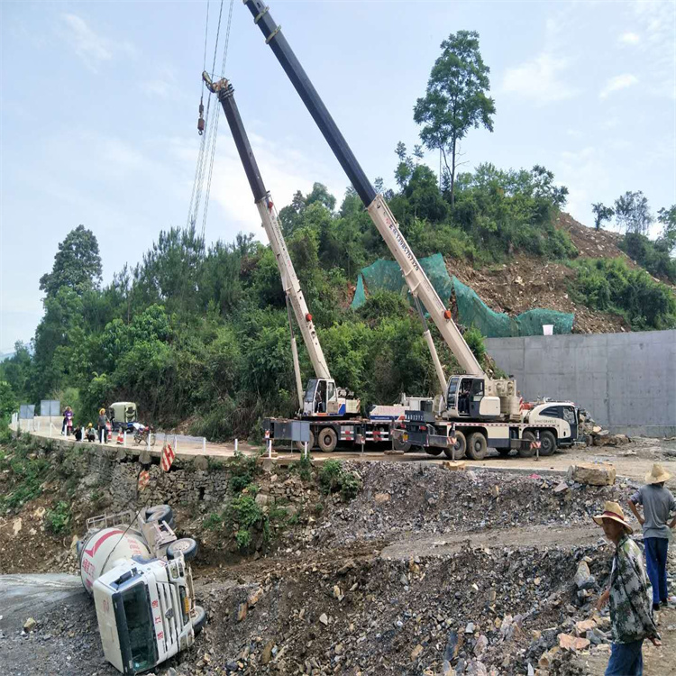 黑水汽车掉沟里叫吊车救援要多少钱